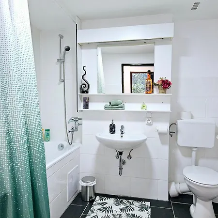 2 Zimmer, 4 Person, Balkon *